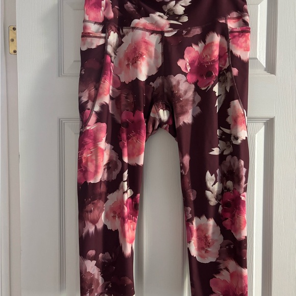 Old Navy Pants - Old Navy cropped Leggings - Burgundy and Pink Floral